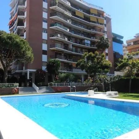 With Free Parking And Pool Apartment