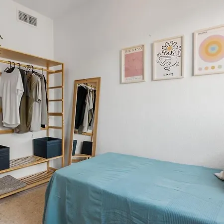 With Free Parking And Pool Apartment