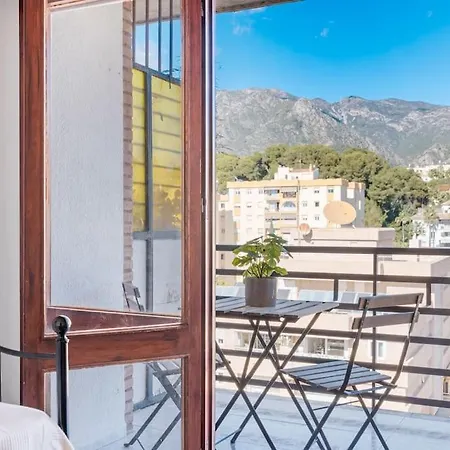 With Free Parking And Pool Apartment